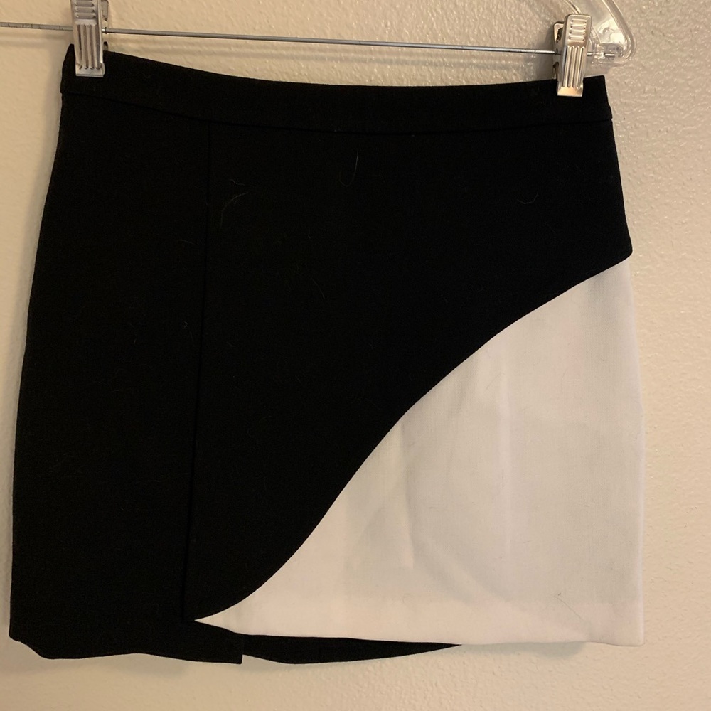Cute B&W BCBG mini-skirt!